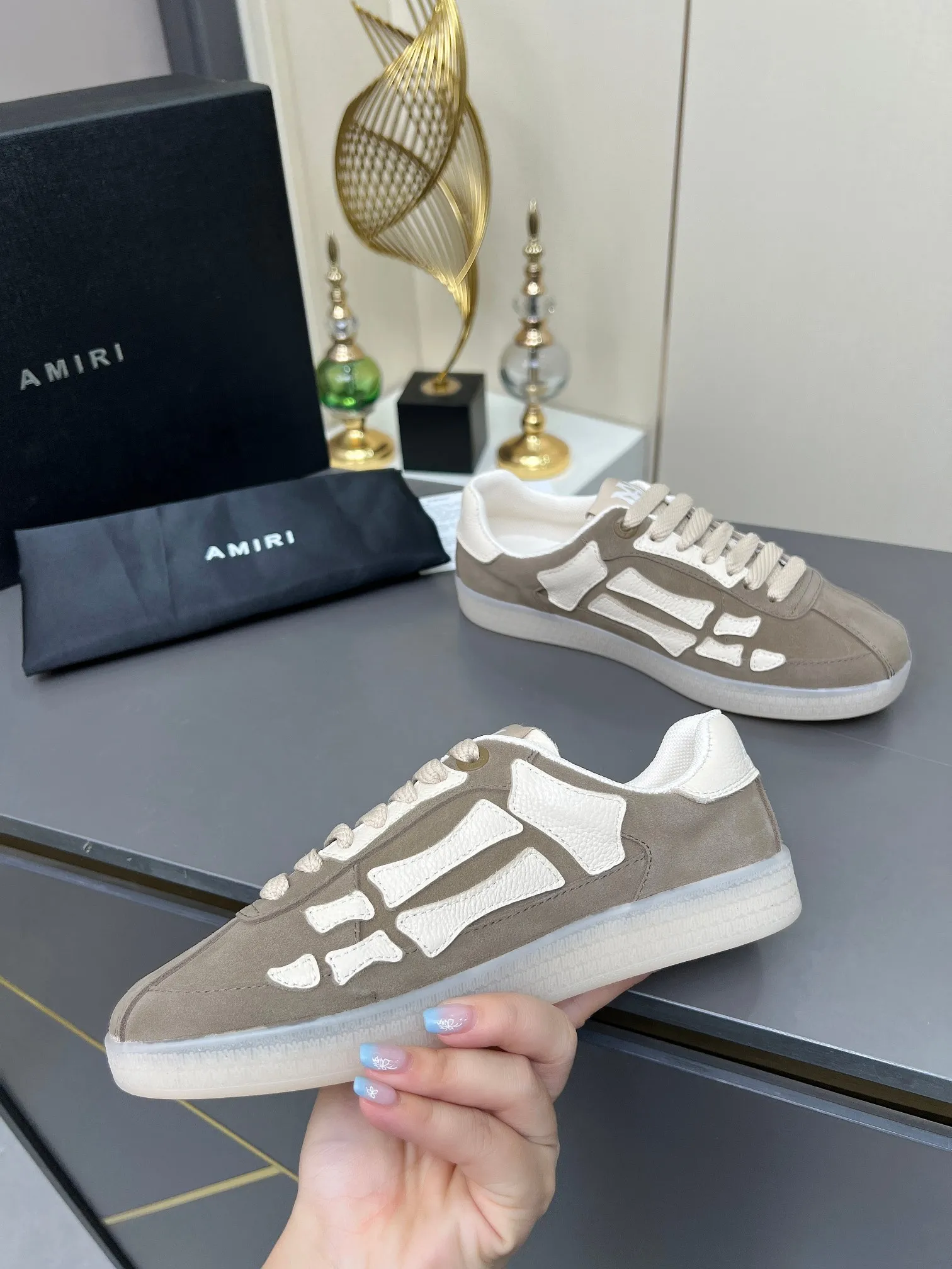 Men's Men's Shoes 💰580 Bone Shoes · AMIRI Skel-Top AMIRI 🔥 launches a new "ThePacific" series of low-top casual sports moral training shoes in the early spring of 2025. This iconic shoe covers men's and women's shoes, drawing inspiration from the brand's classic sports style and elegantly integrating West Coast style. "The Pacific" contrasting five-pointed star series is rooted in Amiri's unique California genes, showing the freedom and leisure atmosphere of the West Coast. This series launches two styles that incorporate the brand's iconic elements: the leather version is made of pure white leather with a same-color sole, and is embellished with star patterns on the side of the shoe, just like the bright starry sky of California. The black and ocean blue colors are shared by men and women, and there is also a red star model exclusive for men and a light pink star model exclusive for women. The suede model is decorated with the brand's classic bone pattern on the side of the shoe. The rubber sole and suede fabric complement each other. The color scheme covers black, chocolate and sand, and is suitable for both men and women. Made of imported cowhide and decorated with bone pieces on the sides of the upper, it is novel and unique and has a good three-dimensional effect! High-density breathable mesh lining + original molded TPU outsole 🙏 Recommended by celebrities, bloggers and internet celebrities, 🚵🏻 an indispensable item for shopping, partying and traveling. One of the most unmissable sneakers in 2025 ✦Color: 10 colors available ✦Size: Women’s size 35--40 ✦Size: Men’s size 39--45